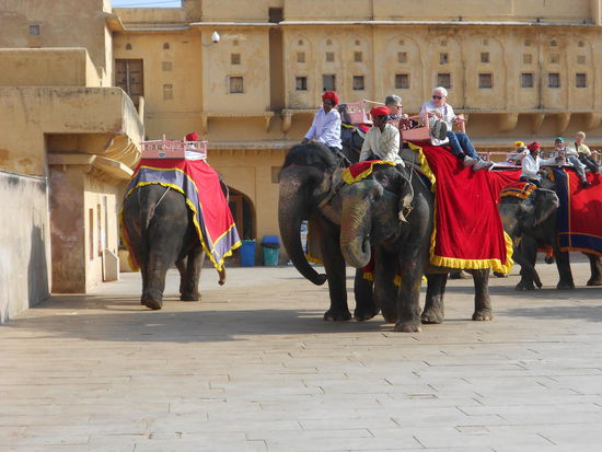 Aber dafür hier. Wer viel Geld übrig hatte, konnte sich von ihnen ins Fort bringen lassen.