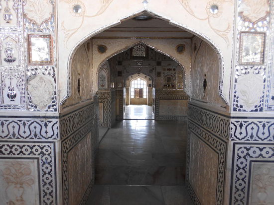 Hier die sehr privaten Räume des Königs, der sich hier gerne mit seinen Königinnen traf und sich dabei in 1000 kleinen Spiegeln sehen konnte