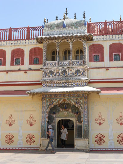 Pfauen stellen das Symbol des Königs dar.
