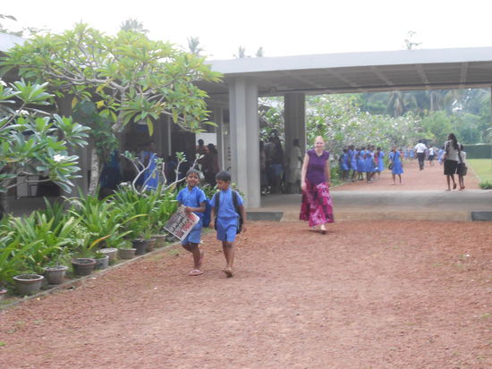 Links sieht man die Klassenräume, rechts wäre das Büro des Direktors und das Lehrerzimmer.