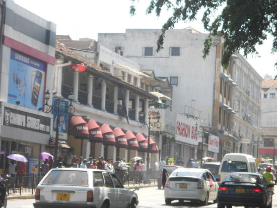 Die belebten Strassen von Kandy. Waren soviel Verkehr schon gar nicht mehr gewohnt