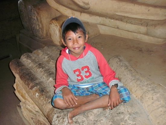 Das ist ZshoZsho, mein Guide durch die Pagoden und Stupas in Bagan. Er weiss schon einiges, kennt sich gut aus und geleitet Euch sicher durch die Sandwege,er kennt sie genau, mit dem Fahrrad. Er passt auch auf, dass ihr Euch Euren Kopf nicht  in den Pagoden anhaut und kennt den besten Weg nach oben. (1000Kjat ist etwa ein Euro hätte er verdient) oder kauft ihm seine Postkarten ab