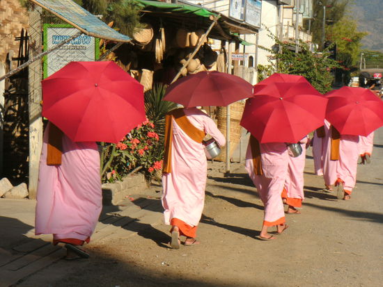 Nonnen in Njaungshwe