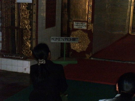 "Frauen verboten"Women Prohibit, in einer Pagode. Wir wissen nicht, ob so manches im Sinne des Erfinders war.