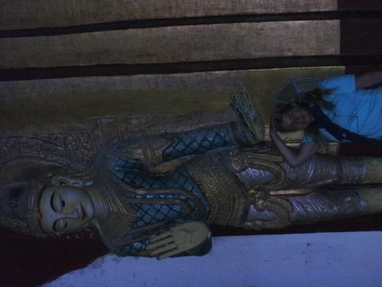 Das hätt ich jetzt besser drehen sollen.....In der grossen weissen Pagode in Bagan. Schuhe aus, Socken aus vorm reingehen. In manchen Pagoden akzeptieren sie auch Socken an den Füssen