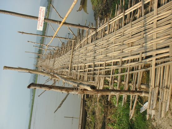 Also ich könnt schwören ich hätt das gedreht...Die Bambusbrücke, die jedes Jahr in der Regenzeit von den Fluten zerstört wird und zu Beginn der Trockenzeit Mitte Ende November wieder aufgebaut wird -in Bhamo. Vom Friendshiphotel läuft man etwa in 2 Stunden hin- ohne Hetze.