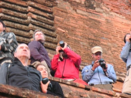 Fotografen bei der Arbeit auf der Sunrisepagode. Da wars morgens um 5 schon richtig voll. Mir wars zu eng da oben.