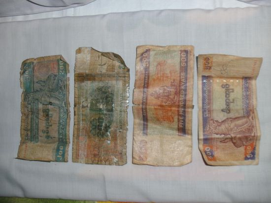 200 und 500 Kjat Scheine sehen oft schlimmer aus als diese. Manchmal bekommt man besonders 200 Kjat Scheine, die völlig in Einzelteilen in durchsichtige Umschläge gepackt sind. (Angeblich seinen diese Scheine schonmal eingezogen gewesen und wieder in Umlauf gebracht worden. Bei der Menge, die im Umlauf ist, hat, falls das stimmt einer richtig gut abgesahnt
