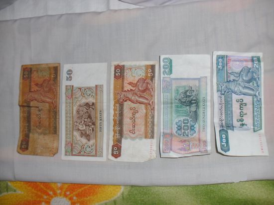 Hier die Geldscheine, die ersten 3 sind 50 Kjat Scheine, ein alter, und die vor und Rückseiten. Dann noch 200Kjat. (1000kjat waren etwa 1 Euro)