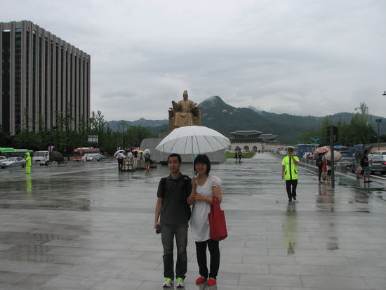 Im Zentrum von Seoul mit alten Freunden aus Trier .  Im Hintergrund die Präsidenten-Residenz "Chong-Wa-Dae"