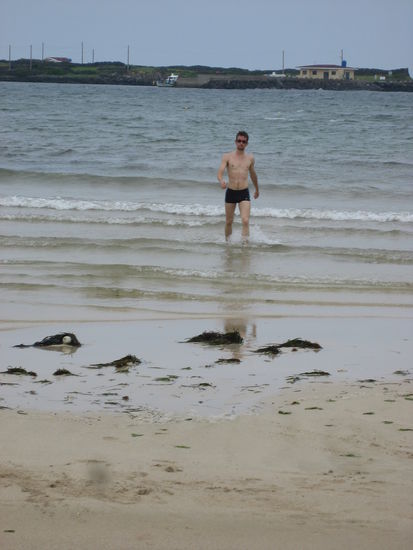 Die Welt ist in Gefahr?! Mr. Shchus kommt eilend an den Strand. ( Nicht veröffentlichte Szenen von "Casino Royal"