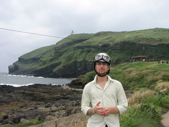 Achtet auf die in Stufen herunterkommenden Lava-Ströme im Hintergrund, wie ein riesiger Kuchen 