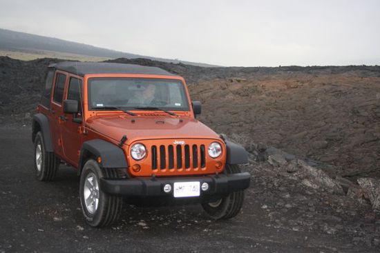 Unser Jeep kämpft sich durch die Lavalandschaft