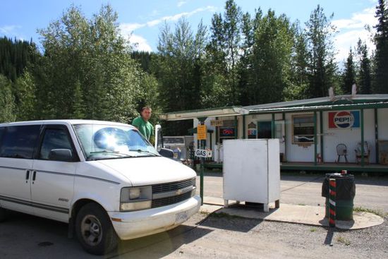 Auf dem Weg liegen gelegentlich immer wieder kleine Tankstellen und etliche Trucks verkehren auf dieser Strecke, da in dem nördlichen Teil von B.C. einige Ölfelder liegen und diese über die Trucks versorgt werden.