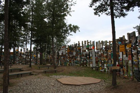 In dem kleinen Örtchen Watson Lake ist der "Post Sign Forst" entstanden. Vor ungefähr 50 Jahren hat ein Heimwehkranker Soldat sein Heimatsorstschild hier aufgehängt und seit dem wächst dieser Schilderwald immer weiter.
