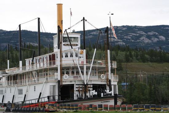 Whitehorse ist die Hauptstadt (und somit auch die größte Stadt)des Territoriums Yukon mit ca. 25.000 Einwohnern. Der Schaufelraddampfer S.S. Klondike kann in Whitehorse besichtigt werden. Der Schaufelraddampfer war das einzige Verbindungsmittel bis 1950 in den Yukon.