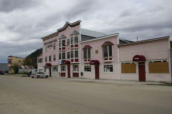 Auf unserer Weiterfahrt haben wir den Alaska Hwy für ein kurzes Stück verlassen und sind auf den Klondike Highway nach Dawson City abgebogen. Die Siedlung wurde 1896 beim legendären Klondike-Goldrausch gegründet. Diese ganze Stadt sieht noch so aus wie vor 100 Jahren und hat sehr viel Charme - Holzgehsteige und Strassen aus Sand.