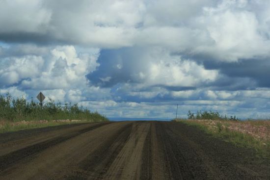 Hier bei Dawson City beginnt der Dempster Highway, der in den hohen Norden Kanadas nach Inuvik und somit auch zur Beaufortsee führt. Es war die erste Straße Kanadas, die den Polarkreis überquerte.