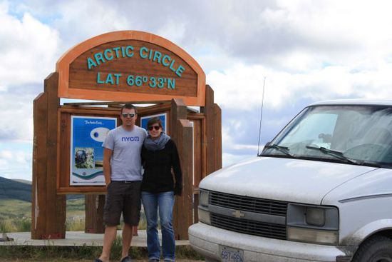 Wir haben den nördlichen Polarkreis auf dem Weg nach Inuvik überquert. Wir haben 2 Tage in Inuvik verbracht. Sehr viel gibt es da nicht zu sehen und daher haben wir das gute Wetter genossen und die endlosen Tage.Denn dunkel wird es um diese Jahreszeit nämlich nicht.