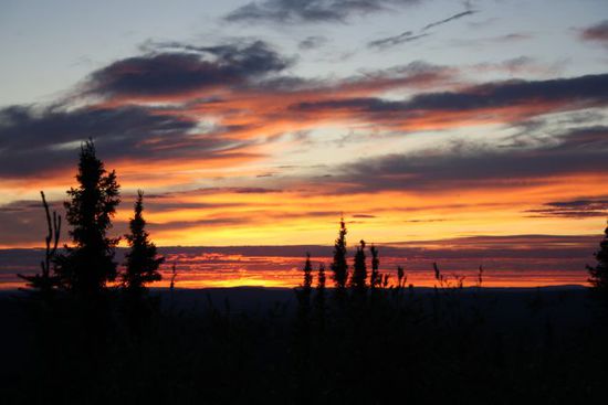 Die Sonne ist erst so um 1.30 a.m. untergegangen und hat einen endlosen schönen Sonnenuntergang gezeigt. Richtig dunkel wird es deswegen aber trotzdem nicht, denn die Sonne geht 3 Std später wieder auf.