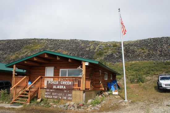 Unsere Reise hat uns dann auf den "Top of the Word" Hwy nach Tok und somit über die Grenzen nach Alaska gebracht. Sa haben wir dann auch in Delta Junction, Alaska das offizielle Ende des Alaska Hwy erreicht. Ja, das ist die Grenzstation...