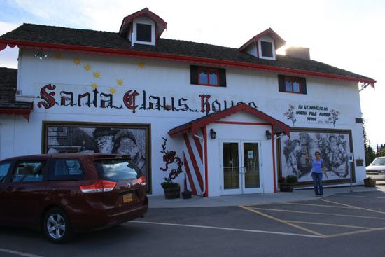 Wie sollte es anderst sein, da das Haus vom Nikolaus! Und den haben wir auch besucht. Der Nikolaus wohnt natürlich, in dem kleinen Städchen North Pole, Alaska in dem sogar die Strassenlaternen wie Zuckerstangen aussehen!