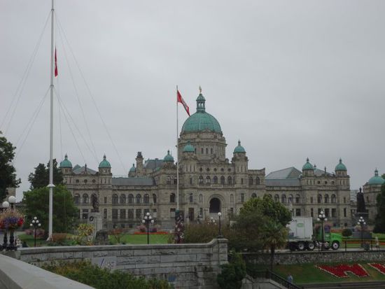 Das Parlamentsgebäude in Victoria.
Nach den Tagen auf Vancouver Island geht es nun wieder züruck auf das Festland und weiter Richtung Süden, denn wir wollen noch die Westküste der USA sehen .