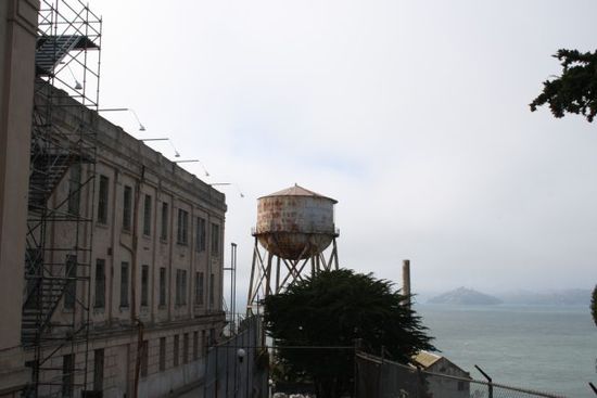 1963 wurde Alcatraz geschlossen, da die Unterhaltskosten für diese Insel zu hoch waren. Denn es musste alles, Essen und auch Wasser auf die Insel gebracht werden um die durchschnittllich 260 Gefangenen zu versorgen. Auch die Gefängnisswärter und deren Familien haben auf der Insel gelebt. Die Kinder wurden jeden Tag mit dem Boot nach
San Francisco gefahren um in die Schule zu kommen.