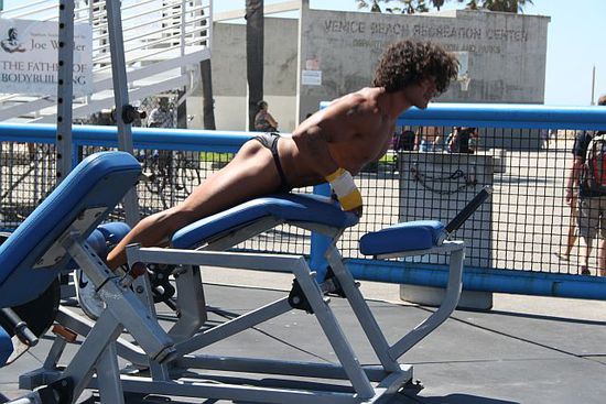 Am Muscle Beach trainieren die ganzen aufgepumpten Bodybuilder in der Mittagssonne. Zu dem Outfit dieses eifrig Trainierenden muss ich nichts mehr sagen .