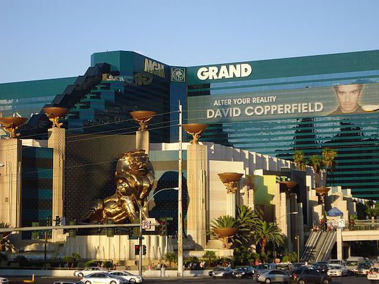 Das MGM Grand Kasino und Hotel in Las Vegas. In den Kasinos ist sogar erlaubt zu rauchen und wenn man an einem Tisch spielt bekommt man alle Getränke um sonst. Es wird alles getan um einen am Spieltisch zu halten.