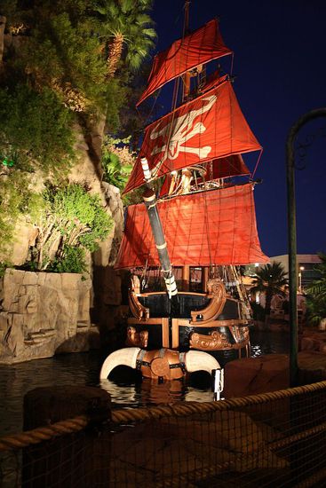 Was man in Las Vegas nicht verpassen sollte ist die Show die vor dem Tresure Island gezeigt wird. Ein ganzes Piratenschiff wird während der Show mit ca. 20 Schauspielern hier versenkt. Und das beste, es ist komplett umsonst.