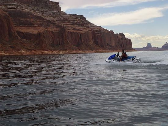 Nach dem wir uns schon so viele Sachen einfach nur angesehen haben, haben wir uns einen Spaßtag auf dem Lake Powell in Utah gegönnt. Wir haben uns für einen Tag Jetskis ausgeliehen. Der Lake Powell ist ein Stausee, durch den Aufstau des Colorados überflutet dieser 96 Canyons. Der Lake Powell hat er eine Länge von rund 300 km. Die Küstenlinie des Stausees ist 3.153 km lang.