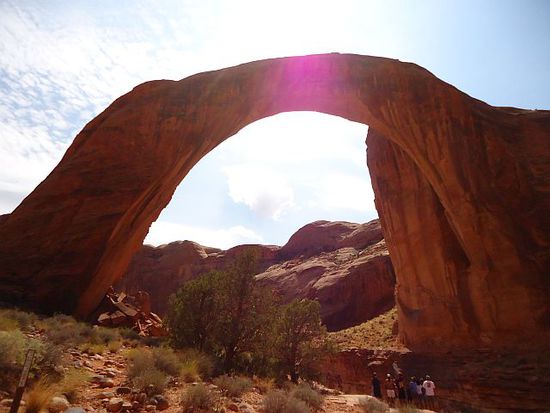 Ein beliebtes Ausflugsziel auf dem Lake Powell ist die natürliche Brücke, Rainbow Bridge die hauptsächlich nur über das Wassser erreicht werden kann.