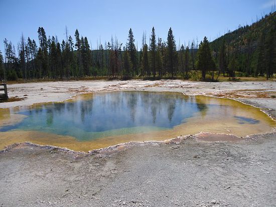 Farbenprächtiger Geysier im Yellowstone National Park in Wyoming.