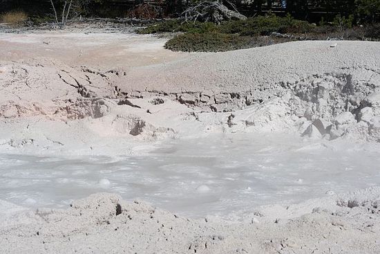 Der Park ist vor allem für seine geothermischen Quellen wie Geysire und Schlammtöpfe bekannt.