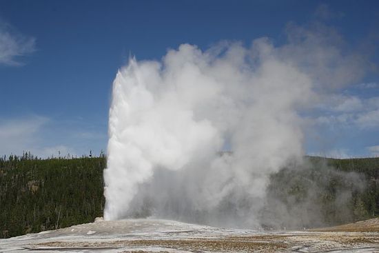 Der Old Faithful (der alte Getreue) ist einer der bekanntesten Geysire der Erde. Er ist vom Typ her ein düsenförmiger Geysir. Und bricht in regelmäßigen Abständen aus, momentan meist zwischen
65 und 92 Minuten aus. Seine Eruptionssäule erreicht eine Höhe von ca. 30 bis 55 m.