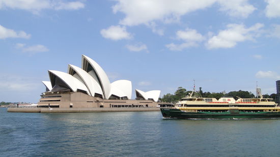 Opernhaus von der Faehre aus