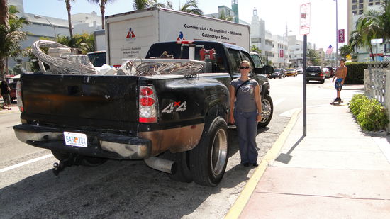 Nadja neben einen "ganz normalen" Ami Pick Up