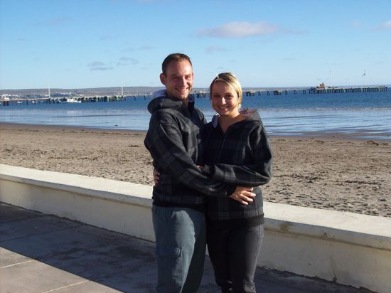 Weil an der Küste immer ein recht kühler Wind geht haben wir uns auf die Schnelle Jacken gekauft und laufen jetzt im Partner-Look rum