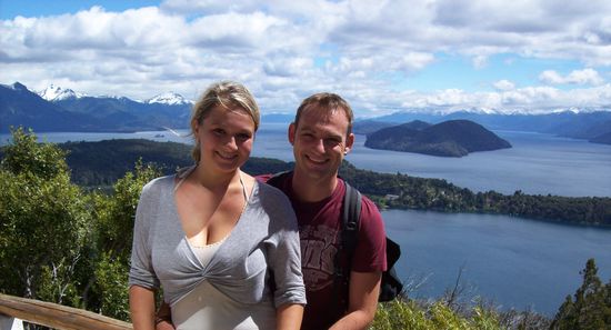 Hier sind wir auf einem Aussichtspunkt 18km außerhalb von Bariloche. Ida war so tapfer sich den halbstündigen, wirklich steilen Aufstieg anzutun und wurde mit einem herrlichen Rundumblick auf die Seenlandschaft belohnt.
(für Wiesentäler geht bergauflaufen ja gar nicht)