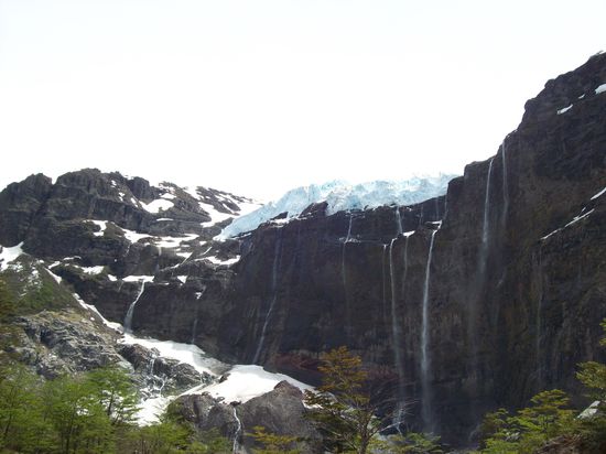 Das Ziel unserer Wanderung.
Der Gletscher von unten mit den Wasserfällen.