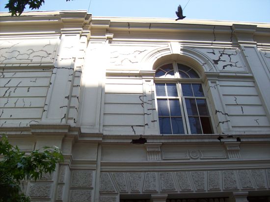 An vielen Gebäuden sieht man Überbleibsel des Erdbebens vom Februar 2010, welches mit 8,8 auf der Richterskala das 5stärkste jemals gemessene Beben war.
In einem normalen Jahr kommen ca alle 2 Monate kleinere Beben vor. In diesem Jahr waren es dann entsprechend mehr aufgrund der vielen Nachbeben.