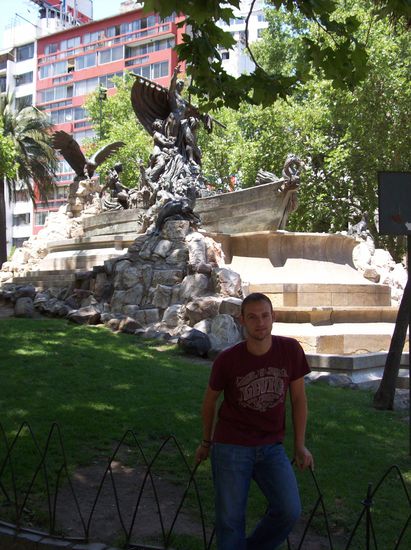 Der "deutsche Brunnen" war ein Geschenk der deutschen Gesellschaft zur 100-Jahr-Feier der Unabhängigkeit Chiles 1910.
Zur 200-Jahr-Feier dieses Jahr wurde ein weiteres Geschenk erwartet. Da gabs aber keins...