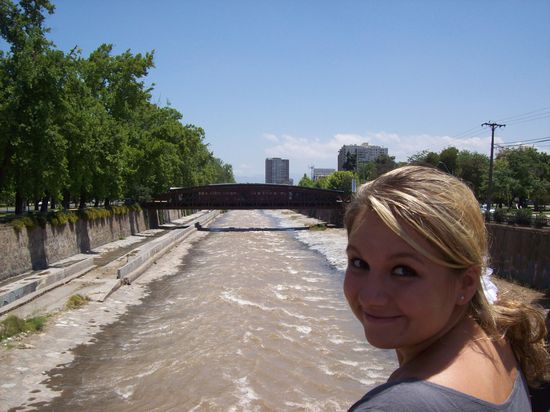 Santiago hat unzählige Brücken, von denen effektiv nur 2 oder 3 genutzt wurden. Deshalb hat sich die Stadtverwaltung überlegt was sie mit den anderen machen könnte. Teilweise wurden sie einfach geschlossen. Diese wurde aber beispielsweise zu einem Theater umfunktioniert.