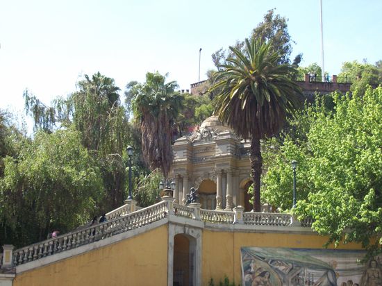 Blick auf den Cerro Santa Lucia, wo wir im Park neben der weiteren Reiseplanung...