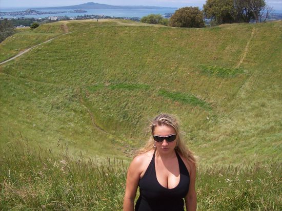 50m tief ist der symmetrische Krater