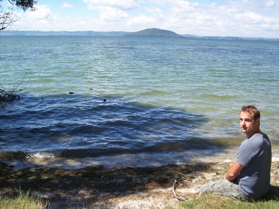 Unter dem Wasser des Lake Rotorua befindet sich ein erloschener Vulkan und in der Mitte ragt Mokoia Island auf.