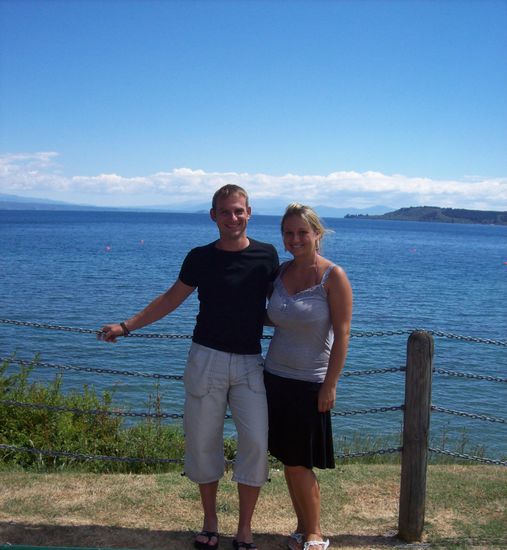 Der Lake Taupo ist mit 606qkm der größte See Neuseelands und liegt im Krater eines Vulkans, der vor etwa 300.000 Jahren das erste Mal ausbrach.
In der Umgebung sind immer noch Vulkane aktiv.