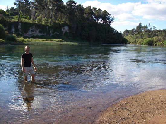 Hier fließen heiße Quellen in den Waikato.