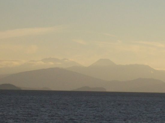 Abends sahen wir uns dann mal die Aufgabe des folgenden Tages von Weitem an....Tongariro, Ruapehu und Ngauruhoe